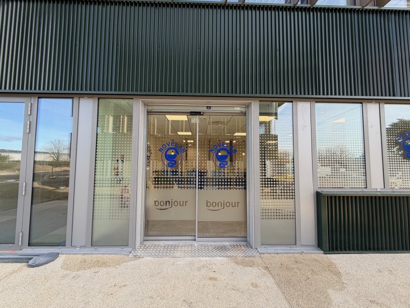 Nouvelle réalisation à Beynost : Pose de vitrophanie en vinyle polymère dépoli sur vitres de bâtiment pour la société Novelab
