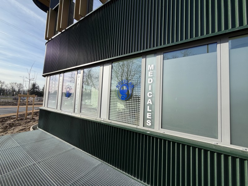 Nouvelle réalisation à Beynost : Pose de vitrophanie en vinyle polymère dépoli sur vitres de bâtiment pour la société Novelab