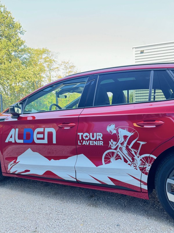Création d’un graphisme sur véhicule à l’occasion du tour de l’avenir et pose des adhésifs polymère dans nos ateliers à Guéreins