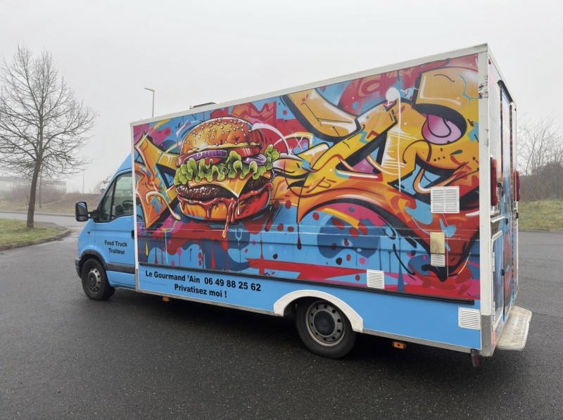 Covering et décoration sur camion Food truck professionnel à Guéreins pour la société le Gourmand’Ain
