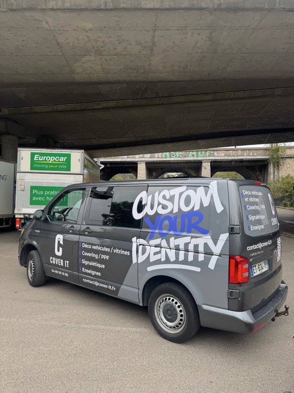 Flocage publicitaire sur notre flotte de véhicules à Guereins afin d’être visible et reconnaissable sur les routes.