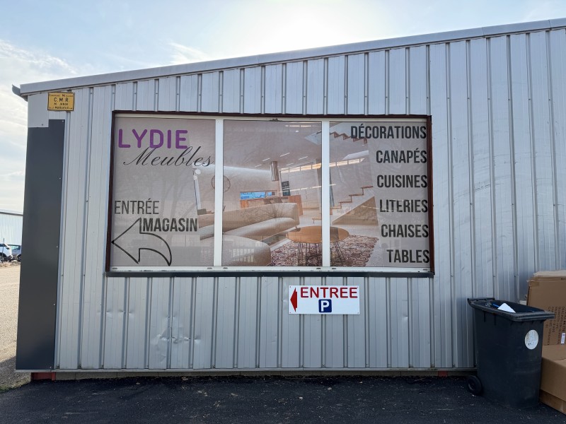  Pose de vitrophanie en vinyle micro-perforé à Trévoux sur vitrine de magasin 
