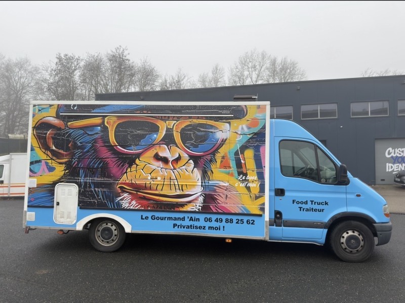Covering et décoration sur camion Food truck professionnel à Guéreins pour la société le Gourmand’Ain