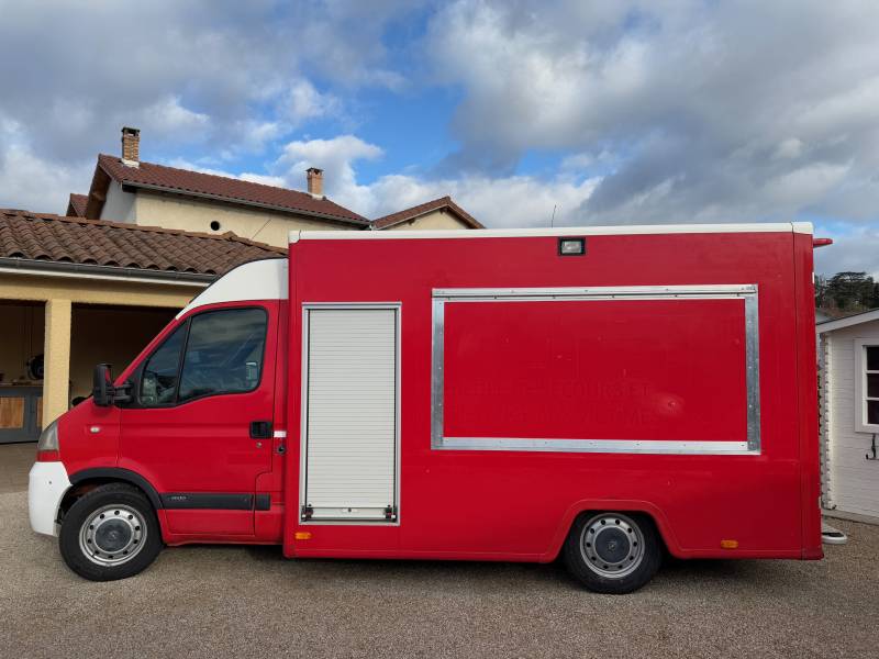 Réalisation en total covering d’un camion commercial à Montmerle-sur-Saône pour la transformation du camion de pompier en marchand de glaces ambulant