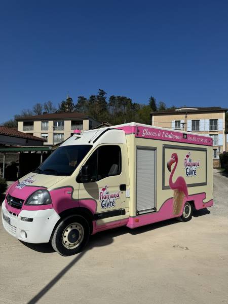 Réalisation en total covering d’un camion commercial à Montmerle-sur-Saône pour la transformation du camion de pompier en marchand de glaces ambulant