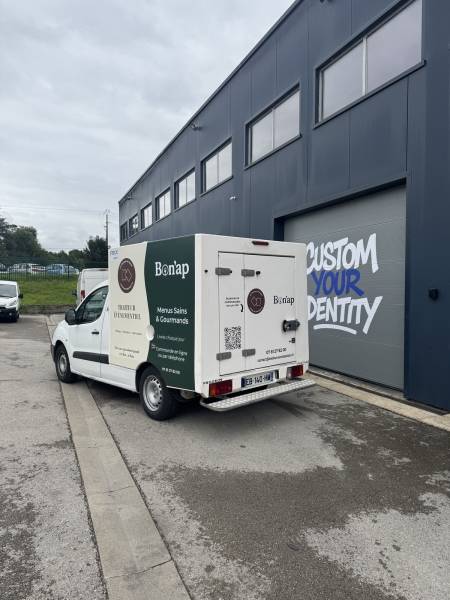Marquage publicitaire sur camion traiteur à Lyon par cover it, réalisation pour l'entreprise Les Douceurs de Saison