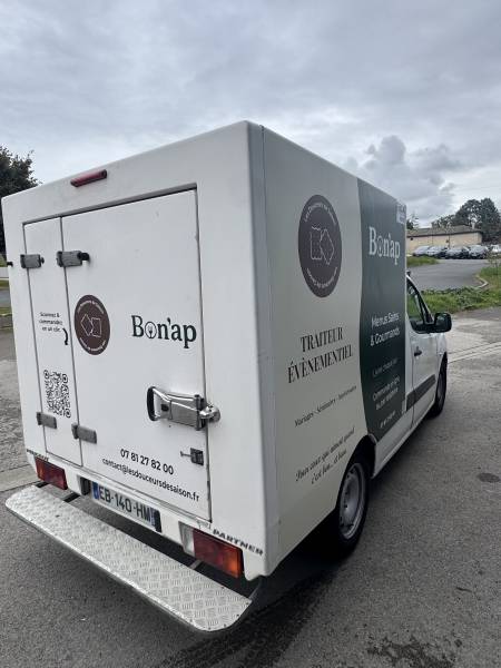 Marquage publicitaire sur camion traiteur à Lyon par cover it, réalisation pour l'entreprise Les Douceurs de Saison