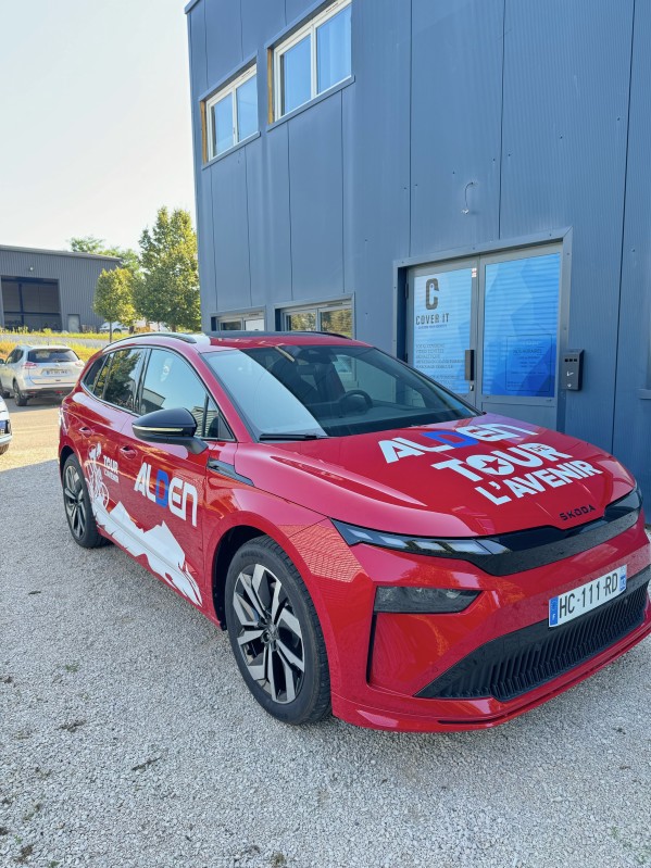 Création d’un graphisme sur véhicule à l’occasion du tour de l’avenir et pose des adhésifs polymère dans nos ateliers à Guéreins