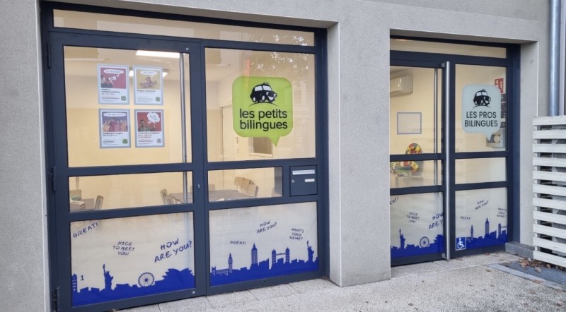 Pose de vitrophanie à Genas dans l'est lyonnais dans le Rhône pour la société les petits bilingues