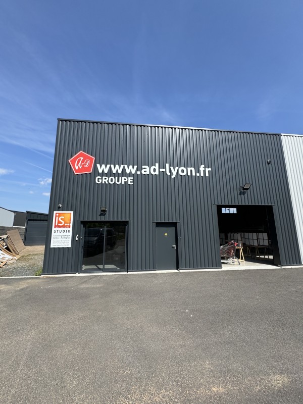 Pose d’une enseigne avec des lettres découpées en relief, collées sur une façade de bâtiment à Montmerle-sur-Saône