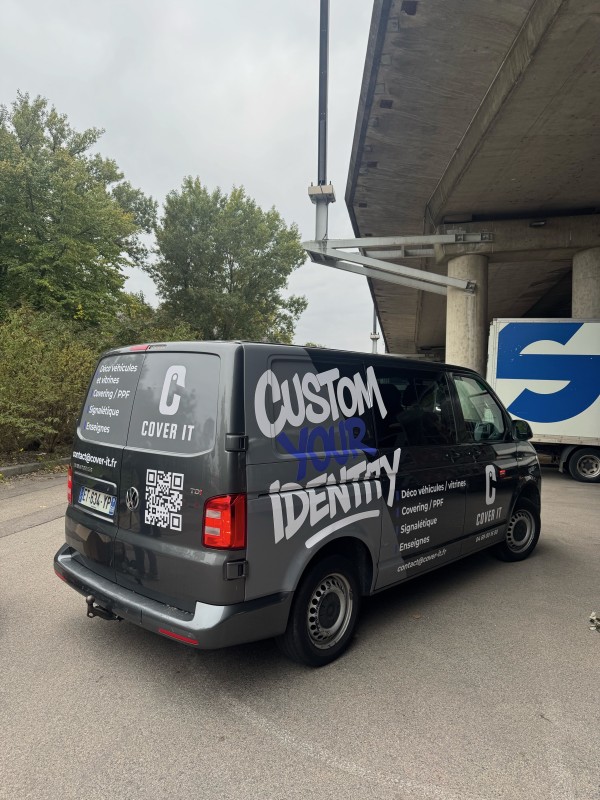 Flocage publicitaire sur notre flotte de véhicules à Guereins afin d’être visible et reconnaissable sur les routes.