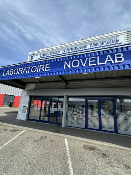 Création graphique, découpe en atelier et pose de film dépoli argenté sur vitrine d'un laboratoire d'analyses médicales