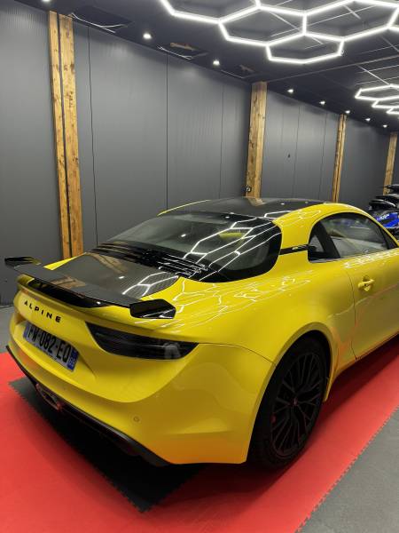 Passage du capot et de la malle arrière en covering carbone brillant sur une Alpine A110 S pour notre client de Belleville-en-Beaujolais