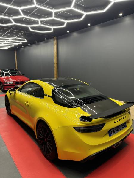 Passage du capot et de la malle arrière en covering carbone brillant sur une Alpine A110 S pour notre client de Belleville-en-Beaujolais