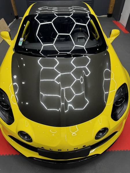 Passage du capot et de la malle arrière en covering carbone brillant sur une Alpine A110 S pour notre client de Belleville-en-Beaujolais