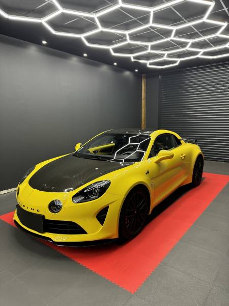 Passage du capot et de la malle arrière en covering carbone brillant sur une Alpine A110 S pour notre client de Belleville-en-Beaujolais