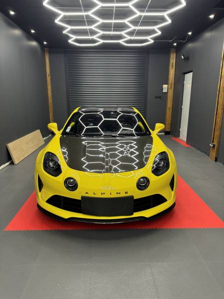 Passage du capot et de la malle arrière en covering carbone brillant sur une Alpine A110 S pour notre client de Belleville-en-Beaujolais