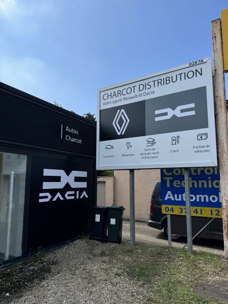 Réfection d'un panneau publicitaire endommagé d'une enseigne automobile sur la commune de Sainte-Foy-lès-Lyon