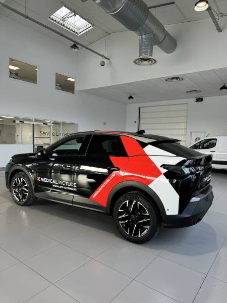 flocage d'une voiture d'entreprise noire avec adhésif rouge et blanc à Lyon