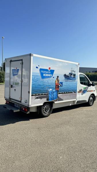Réalisation d'un marquage commercial pour une flotte de camions réfrigérés sur la commune de Marlieux dans les Dombes