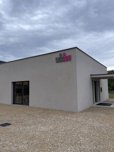 Réalisation d'une pose d'enseigne en lettres plexiglas découpées et posées sur surface de bâtiment sur la commune de Montmerle-sur-Saône