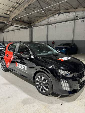Notre zone d'activité pour ce service Créez un autocollant de voiture sur-mesure, imperméable et résistant